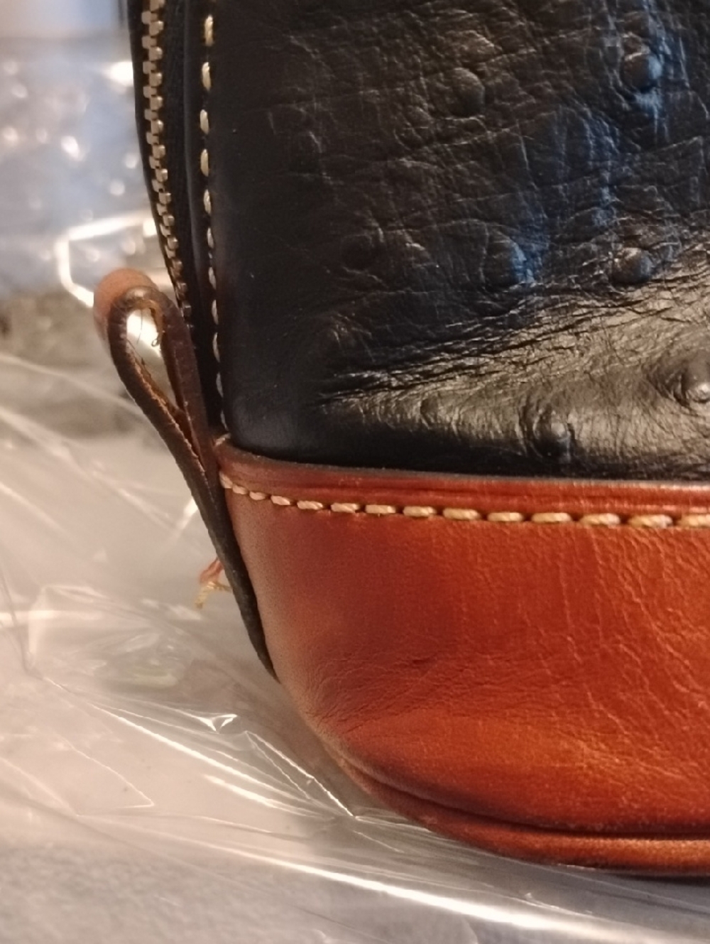 E-121 DOONEY&BOURKE OSTRITCH ZIP ZIP SATCHEL W/MATCHING WALLET - Picture 5 of 16